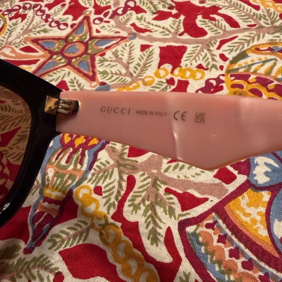 Gucci Black Frame Sunglasses with Pink Arms - Picture 3 of 7